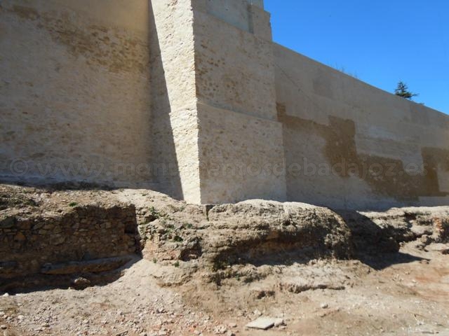 Barbacana o antemuro, Alcazaba de Badajoz