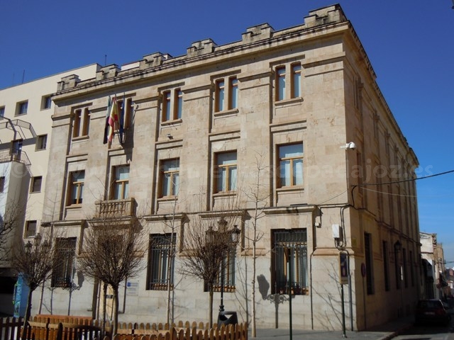 Conservatorio Superior de Música, historicismo en la Plaza de La Soledad (Badajoz)