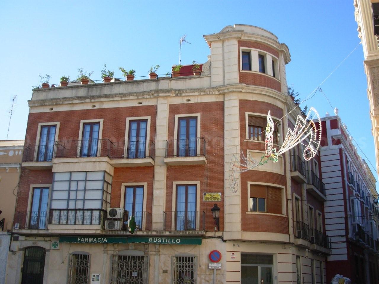 Racionalismo monumentalista, Plaza de Cervantes 19 (Badajoz)