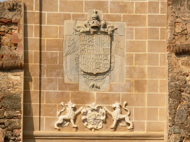 Escudos de Carlos V y del Conde de Montijo en la Puerta de Mrida, Badajoz