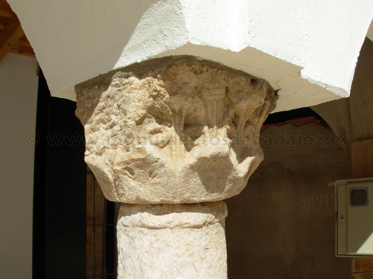 Capitel y fuste visigodos reaprovechados en los edificios contiguos al Arco del Peso, en la Plaza Alta de Badajoz